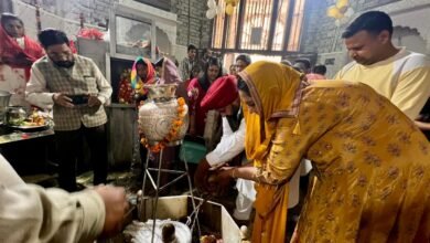 ਮਹਾ ਸ਼ਿਵਰਾਤਰੀ ਮੌਕੇ ਵਿਧਾਇਕ ਸ. ਰਣਬੀਰ ਸਿੰਘ ਭੁੱਲਰ ਪਰਿਵਾਰ ਸਮੇਤ ਸ਼ਿਵਾਲਾ ਮੰਦਰ ਵਿਖੇ ਹੋਏ ਨਤਮਸਤਕ