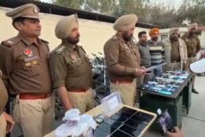 ਐਸਐਸਪੀ ਸਿੱਧੂ ਨੇ ਫਿਰੋਜ਼ਪੁਰ ਨੂੰ ਅਪਰਾਧ ਮੁਕਤ ਬਣਾਉਣ ਦਾ ਵਾਅਦਾ ਕੀਤਾ, ਪੁਲਿਸ ਨੇ 21 ਵਿਅਕਤੀਆਂ ਨੂੰ ਗ੍ਰਿਫ਼ਤਾਰ ਕੀਤਾ; 29 ਵਾਹਨ, 93 ਮੋਬਾਈਲ ਬਰਾਮਦ ਕੀਤੇ ਐਸਐਸਪੀ ਸਿੱਧੂ ਨੇ ਫਿਰੋਜ਼ਪੁਰ ਨੂੰ ਅਪਰਾਧ ਮੁਕਤ ਬਣਾਉਣ ਦਾ ਵਾਅਦਾ ਕੀਤਾ, ਪੁਲਿਸ ਨੇ 21 ਵਿਅਕਤੀਆਂ ਨੂੰ ਗ੍ਰਿਫ਼ਤਾਰ ਕੀਤਾ; 29 ਵਾਹਨ, 93 ਮੋਬਾਈਲ ਬਰਾਮਦ ਕੀਤੇ