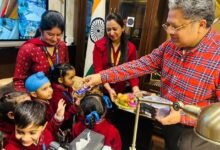 डीसी मॉडल स्कूल में मनाया होली का त्यौहार, नन्ने-मुन्ने विद्यार्थियो ने सीईओ व प्रिंसिपल को लगाया गुलाल