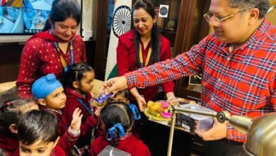 डीसी मॉडल स्कूल में मनाया होली का त्यौहार, नन्ने-मुन्ने विद्यार्थियो ने सीईओ व प्रिंसिपल को लगाया गुलाल