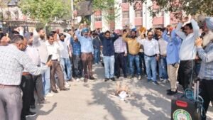 ਪੀ.ਐਸ.ਐਮ.ਯੂ ਯੂਨੀਅਨ, ਸੀ.ਪੀ.ਐੱਫ ਯੂਨੀਅਨ ਸਮੇਤ ਸਮੂਹ ਯੂਨੀਅਨ ਜੱਥੇਬੰਦੀਆਂ ਵੱਲੋਂ ਪੰਜਾਬ ਸਰਕਾਰ ਵੱਲੋਂ ਜਾਰੀ ਕੀਤੇ ਗਏ ਮੁਲਾਜ਼ਮ ਮਾਰੂ ਨੋਟੀਫਿਕੇਸ਼ਨਾਂ ਦੀਆਂ ਕਾਪੀਆਂ ਸਾੜ ਕੇ ਕੀਤਾ ਰੋਸ਼ ਪ੍ਰਦਰਸ਼ਨ 