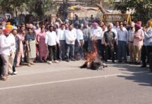 ਸਰਕਾਰ ਦੇ ਲਾਰਿਆਂ ਤੋਂ ਅੱਕੇ ਮੁਲਾਜ਼ਮਾਂ ਵੱਲੋਂ ਰੋਹ ਭਰਪੂਰ ਅਰਥੀ ਫੂਕ ਮੁਜ਼ਾਹਰਾ  