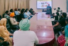 ਕੇਵੀਕੇ ਕਿਸਾਨਾਂ ਅਤੇ ਔਰਤਾਂ ਨੂੰ ਵਿਗਿਆਨਕ ਮਧੂ-ਮੱਖੀ ਪਾਲਣ ਵਿੱਚ ਸਿਖਲਾਈ ਦਿੰਦਾ ਹੈ, ਸ਼ਹਿਦ ਦੀ ਪ੍ਰੋਸੈਸਿੰਗ ਅਤੇ ਮਾਰਕੀਟਿੰਗ ਨੂੰ ਉਤਸ਼ਾਹਿਤ ਕਰਦਾ ਹੈ