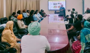 ਕੇਵੀਕੇ ਕਿਸਾਨਾਂ ਅਤੇ ਔਰਤਾਂ ਨੂੰ ਵਿਗਿਆਨਕ ਮਧੂ-ਮੱਖੀ ਪਾਲਣ ਵਿੱਚ ਸਿਖਲਾਈ ਦਿੰਦਾ ਹੈ, ਸ਼ਹਿਦ ਦੀ ਪ੍ਰੋਸੈਸਿੰਗ ਅਤੇ ਮਾਰਕੀਟਿੰਗ ਨੂੰ ਉਤਸ਼ਾਹਿਤ ਕਰਦਾ ਹੈ ਕੇਵੀਕੇ ਕਿਸਾਨਾਂ ਅਤੇ ਔਰਤਾਂ ਨੂੰ ਵਿਗਿਆਨਕ ਮਧੂ-ਮੱਖੀ ਪਾਲਣ ਵਿੱਚ ਸਿਖਲਾਈ ਦਿੰਦਾ ਹੈ, ਸ਼ਹਿਦ ਦੀ ਪ੍ਰੋਸੈਸਿੰਗ ਅਤੇ ਮਾਰਕੀਟਿੰਗ ਨੂੰ ਉਤਸ਼ਾਹਿਤ ਕਰਦਾ ਹੈ