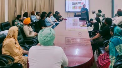 ਕੇਵੀਕੇ ਕਿਸਾਨਾਂ ਅਤੇ ਔਰਤਾਂ ਨੂੰ ਵਿਗਿਆਨਕ ਮਧੂ-ਮੱਖੀ ਪਾਲਣ ਵਿੱਚ ਸਿਖਲਾਈ ਦਿੰਦਾ ਹੈ, ਸ਼ਹਿਦ ਦੀ ਪ੍ਰੋਸੈਸਿੰਗ ਅਤੇ ਮਾਰਕੀਟਿੰਗ ਨੂੰ ਉਤਸ਼ਾਹਿਤ ਕਰਦਾ ਹੈ