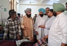 ਐਮਪੀ ਘੁਬਾਇਆ ਨੇ ਲੈਪਟੋਸਪਾਇਰੋਸਿਸ ਫੈਲਣ ਤੋਂ ਬਾਅਦ ਹਸਪਤਾਲ ਵਿੱਚ ਦਾਖਲ 19 ਬੱਚਿਆਂ ਨਾਲ ਮੁਲਾਕਾਤ ਕੀਤੀ; ਸਾਰੇ ਸਥਿਰ, ਦੂਸ਼ਿਤ ਪਾਣੀ ਦੀ ਜਾਂਚ ਦੇ ਆਦੇਸ਼ ਦਿੱਤੇ