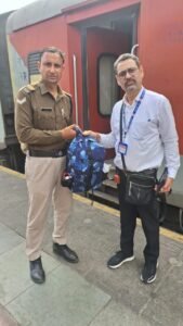 टिकट चेकिंग स्टाफ की सतर्कता से यात्री का गुम हुआ बैग वापिस मिला