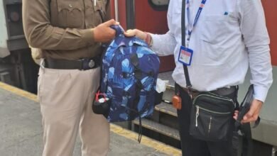 टिकट चेकिंग स्टाफ की सतर्कता से यात्री का गुम हुआ बैग वापिस मिला