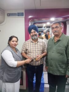 “वंदे भारत एक्सप्रेस में टिकट चेकिंग स्टाफ ने लौटाया यात्री का आईफ़ोन”