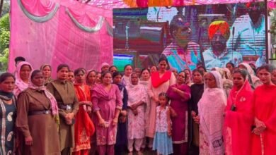 ਮਹਿਲਾਵਾਂ ਦੇ ਦਰਮਿਆਨ ਵਿਧਾਇਕਾਂ ਨੇ ਐਲਈਡੀ ਸਕਰੀਨ ਰਾਹੀਂ ਬਜਟ ਸੈਸ਼ਨ ਦਿਖਾਇਆ, ਮਹੀਨਾਵਾਰ ਸਹਾਇਤਾ ਦਾ ਸਵਾਗਤ