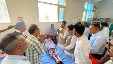 ਦੂਸ਼ਿਤ ਪਾਣੀ ਨਾਲ ਬੱਚੀ ਦੀ ਮੌਤ ਤੋਂ ਬਾਅਦ ਭਾਜਪਾ ਯੁਵਾ ਨੇਤਾ ਅਨੁਮਿਤ ਸਿੰਘ ਹੀਰਾ ਸੋਢੀ ਨੇ ਹਸਪਤਾਲ ਪਹੁੰਚ ਕੇ ਬੱਚਿਆਂ ਦਾ ਹਾਲ ਜਾਣਿਆ