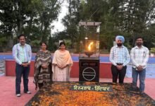 ਹੁਸੈਨੀਵਾਲਾ ਸਮਾਰਕ ‘ਤੇ ਸ਼ਹੀਦਾਂ ਨੂੰ ਸਿਜਦਾ ਕਰਨ ਪੁੱਜੇ ਆਈ.ਏ.ਐਸ ਵਰਸ਼ਾ ਸਿਨਹਾ ਨੇ ਦਿੱਤੀ ਸ਼ਰਧਾਂਜਲੀ