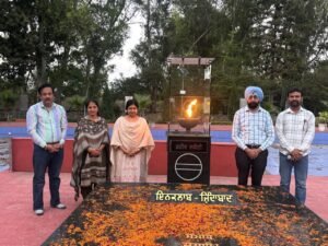 ਹੁਸੈਨੀਵਾਲਾ ਸਮਾਰਕ ‘ਤੇ ਸ਼ਹੀਦਾਂ ਨੂੰ ਸਿਜਦਾ ਕਰਨ ਪੁੱਜੇ ਆਈ.ਏ.ਐਸ ਵਰਸ਼ਾ ਸਿਨਹਾ ਨੇ ਦਿੱਤੀ ਸ਼ਰਧਾਂਜਲੀ