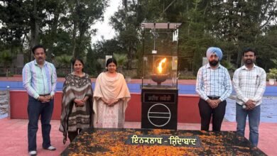 ਹੁਸੈਨੀਵਾਲਾ ਸਮਾਰਕ ‘ਤੇ ਸ਼ਹੀਦਾਂ ਨੂੰ ਸਿਜਦਾ ਕਰਨ ਪੁੱਜੇ ਆਈ.ਏ.ਐਸ ਵਰਸ਼ਾ ਸਿਨਹਾ ਨੇ ਦਿੱਤੀ ਸ਼ਰਧਾਂਜਲੀ