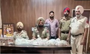 ਫਿਰੋਜ਼ਪੁਰ 'ਚ ਡਰੋਨ ਨਾਲ 6.93 ਕਿਲੋ ਹੈਰੋਇਨ ਬਰਾਮਦ ਫਿਰੋਜ਼ਪੁਰ 'ਚ ਡਰੋਨ ਨਾਲ 6.93 ਕਿਲੋ ਹੈਰੋਇਨ ਬਰਾਮਦ