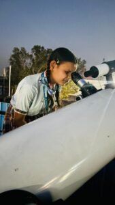 डीसीएम के विद्यार्थियो ने पूर्णिमा पर टैलीस्कॉप में देखा पिंक मून