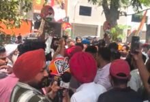 ਤਿੰਨ ਸਮਰਥਕਾਂ ਦੀ ਹਥਿਆਰਾਂ ਸਮੇਤ ਗ੍ਰਿਫ਼ਤਾਰੀ ਨਾਲ ਹੰਗਾਮਾ, ਥਾਣੇ ਦੇ ਬਾਹਰ ਵਿਰੋਧ ਪ੍ਰਦਰਸ਼ਨ ਹੋਏ। ਚੰਦਨ ਸਮਰਥਕਾਂ ਨੇ ਪੁਲਿਸ ਕਾਰਵਾਈ ਵਿਰੁੱਧ ਗੁੱਸਾ ਪ੍ਰਗਟ ਕੀਤਾ