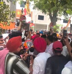 ਤਿੰਨ ਸਮਰਥਕਾਂ ਦੀ ਹਥਿਆਰਾਂ ਸਮੇਤ ਗ੍ਰਿਫ਼ਤਾਰੀ ਨਾਲ ਹੰਗਾਮਾ, ਥਾਣੇ ਦੇ ਬਾਹਰ ਵਿਰੋਧ ਪ੍ਰਦਰਸ਼ਨ ਹੋਏ। ਚੰਦਨ ਸਮਰਥਕਾਂ ਨੇ ਪੁਲਿਸ ਕਾਰਵਾਈ ਵਿਰੁੱਧ ਗੁੱਸਾ ਪ੍ਰਗਟ ਕੀਤਾ