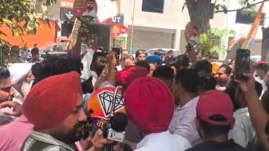ਤਿੰਨ ਸਮਰਥਕਾਂ ਦੀ ਹਥਿਆਰਾਂ ਸਮੇਤ ਗ੍ਰਿਫ਼ਤਾਰੀ ਨਾਲ ਹੰਗਾਮਾ, ਥਾਣੇ ਦੇ ਬਾਹਰ ਵਿਰੋਧ ਪ੍ਰਦਰਸ਼ਨ ਹੋਏ। ਚੰਦਨ ਸਮਰਥਕਾਂ ਨੇ ਪੁਲਿਸ ਕਾਰਵਾਈ ਵਿਰੁੱਧ ਗੁੱਸਾ ਪ੍ਰਗਟ ਕੀਤਾ