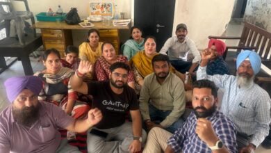 ਨਰੇਗਾ ਮੁਲਾਜ਼ਮਾਂ ਦਾ ਪੰਚਾਇਤ ਮੰਤਰੀ ਦੀ ਕੋਠੀ ਅੱਗੇ ਰੋਸ ਧਰਨਾ, 7 ਮਹੀਨਿਆਂ ਤੋਂ ਰੁਕੀ ਤਨਖਾਹਾਂ ਜਾਰੀ ਕਰਨ ਤੇ ਵਿਭਾਗ ਵਿੱਚ ਮਰਜ ਕਰਨ ਦੀ ਮੰਗ