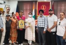 ਏਸ਼ੀਆ ਹਾਕੀ ਕੱਪ ਵਿਚ ਕਾਂਸੀ ਤਗਮਾ ਜੇਤੂ ਰਸ਼ਮੀਨ ਕੌਰ ਹਾਂਡਾ ਨੂੰ ਡਿਪਟੀ ਕਮਿਸ਼ਨਰ ਨੇ ਕੀਤਾ ਸਨਮਾਨਿਤ