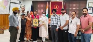 ਏਸ਼ੀਆ ਹਾਕੀ ਕੱਪ ਵਿਚ ਕਾਂਸੀ ਤਗਮਾ ਜੇਤੂ ਰਸ਼ਮੀਨ ਕੌਰ ਹਾਂਡਾ ਨੂੰ ਡਿਪਟੀ ਕਮਿਸ਼ਨਰ ਨੇ ਕੀਤਾ ਸਨਮਾਨਿਤ