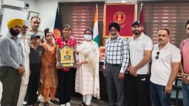 ਏਸ਼ੀਆ ਹਾਕੀ ਕੱਪ ਵਿਚ ਕਾਂਸੀ ਤਗਮਾ ਜੇਤੂ ਰਸ਼ਮੀਨ ਕੌਰ ਹਾਂਡਾ ਨੂੰ ਡਿਪਟੀ ਕਮਿਸ਼ਨਰ ਨੇ ਕੀਤਾ ਸਨਮਾਨਿਤ
