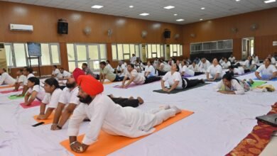 "फिरोजपुर मंडल में अंतर्राष्ट्रीय योग दिवस पर किया गया योगाभ्यास।"
