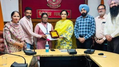 ਡੀਸੀ ਵੱਲੋਂ ਫਿਰੋਜ਼ਪੁਰ ਦੀਆਂ ਦੋ ਹੋਣਹਾਰ ਵਿਦਿਆਰਥਣਾਂ ਦਾ ਰਾਜ ਅਤੇ ਰਾਸ਼ਟਰੀ ਪੱਧਰ 'ਤੇ ਚਮਕਣ ਦਾ ਸਨਮਾਨ