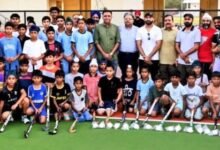 ओलंपियन एवं फाजिल्का के एसएसपी गगन अजीत सिंह ने किया लोकार्पण, खिलाडय़िों को भेंट की नई हॉकी-