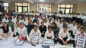 LADC पॉलिसी के खिलाफ DBA ने 'चेन हंगर स्ट्राइक' जारी रखी; लॉ स्टूडेंट्स ने एकजुटता दिखाते हुए विरोध में हिस्सा लिया LADC पॉलिसी के खिलाफ DBA ने 'चेन हंगर स्ट्राइक' जारी रखी; लॉ स्टूडेंट्स ने एकजुटता दिखाते हुए विरोध में हिस्सा लिया