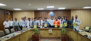 ड्यूटी के दौरान समर्पण और तत्परता दिखाने हेतु कर्मचारियों को संरक्षा पुरस्कार से सम्मानित किया गया