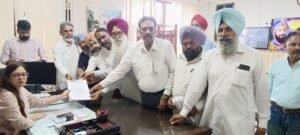 ਬਰਨਾਲਾ ਵਿੱਚ ਸਫਾਈ ਕਰਮਚਾਰੀਆਂ 'ਤੇ ਕਥਿਤ ਤਸ਼ੱਦਦ ਦੇ ਵਿਰੋਧ ਵਿੱਚ ਬਸਪਾ ਵੱਲੋਂ ਏਡੀਸੀ ਫਿਰੋਜ਼ਪੁਰ ਨੂੰ ਮੈਮੋਰੈਂਡਮ