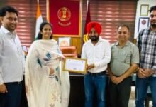 ਜ਼ਿਲ੍ਹਾ ਚੋਣ ਅਫ਼ਸਰ ਵੱਲੋਂ ਸਭ ਤੋਂ ਪਹਿਲਾਂ ਹਾਊਸ-ਟੂ-ਹਾਊਸ ਐਨਿਊਮਰੇਸ਼ਨ ਮੁਹਿੰਮ ਮੁਕੰਮਲ ਕਰਨ 'ਤੇ ਬੀ.ਐੱਲ.ਓ. ਅਜੀਤਪਾਲ ਸਿੰਘ ਸਨਮਾਨਿਤ