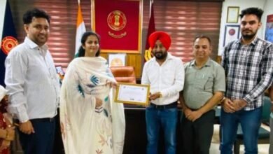 ਜ਼ਿਲ੍ਹਾ ਚੋਣ ਅਫ਼ਸਰ ਵੱਲੋਂ ਸਭ ਤੋਂ ਪਹਿਲਾਂ ਹਾਊਸ-ਟੂ-ਹਾਊਸ ਐਨਿਊਮਰੇਸ਼ਨ ਮੁਹਿੰਮ ਮੁਕੰਮਲ ਕਰਨ 'ਤੇ ਬੀ.ਐੱਲ.ਓ. ਅਜੀਤਪਾਲ ਸਿੰਘ ਸਨਮਾਨਿਤ