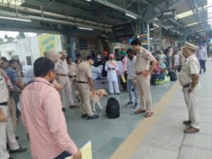 स्वतंत्रता दिवस से पहले GRP, RPF ने रेलवे स्टेशनों पर बड़ा सर्च ऑपरेशन चलाया स्वतंत्रता दिवस से पहले GRP, RPF ने रेलवे स्टेशनों पर बड़ा सर्च ऑपरेशन चलाया