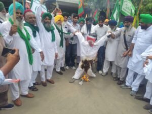ਟਰੇਡ ਡੀਲ ਦੇ ਵਿਰੋਧ ਵਿੱਚ ਸੰਯੁਕਤ ਕਿਸਾਨ ਮੋਰਚੇ ਨੇ ਘੇਰਿਆ ਬੀਜੇਪੀ ਦਾ ਜਿਲ੍ਹਾ ਪ੍ਰਧਾਨ ਦਾ ਦਫਤਰ, ਦਿੱਲੀ ਅਤੇ ਚੰਡੀਗੜ੍ਹ ਵਿੱਚ ਵਿਦਿਆਰਥੀਆਂ ਤੇ ਹੋਏ ਤਸ਼ਦੱਦ ਦੇ ਵਿਰੋਧ ਵਿੱਚ ਫੂਕਿਆ ਪੁਤਲਾ ਟਰੇਡ ਡੀਲ ਦੇ ਵਿਰੋਧ ਵਿੱਚ ਸੰਯੁਕਤ ਕਿਸਾਨ ਮੋਰਚੇ ਨੇ ਘੇਰਿਆ ਬੀਜੇਪੀ ਦਾ ਜਿਲ੍ਹਾ ਪ੍ਰਧਾਨ ਦਾ ਦਫਤਰ, ਦਿੱਲੀ ਅਤੇ ਚੰਡੀਗੜ੍ਹ ਵਿੱਚ ਵਿਦਿਆਰਥੀਆਂ ਤੇ ਹੋਏ ਤਸ਼ਦੱਦ ਦੇ ਵਿਰੋਧ ਵਿੱਚ ਫੂਕਿਆ ਪੁਤਲਾ