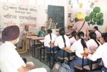 देव समाज गर्ल्स स्कूल में हार्मनी आयुर्वेदिक मेडिकल कॉलेज के शालाक्य तंत्र विभाग की असिस्टेंट प्रोफेसर डॉ. आरुषि बख्शी द्वारा  मासिक धर्म स्वच्छता और सर्वाइकल कैंसर पर जागरूकता व्याख्यान आयोजित
