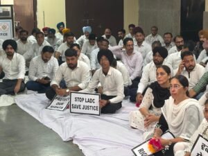 LADC पॉलिसी के खिलाफ DBA ने 'चेन हंगर स्ट्राइक' जारी रखी; लॉ स्टूडेंट्स ने एकजुटता दिखाते हुए विरोध में हिस्सा लिया LADC पॉलिसी के खिलाफ DBA ने 'चेन हंगर स्ट्राइक' जारी रखी; लॉ स्टूडेंट्स ने एकजुटता दिखाते हुए विरोध में हिस्सा लिया