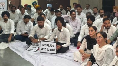 LADC पॉलिसी के खिलाफ DBA ने 'चेन हंगर स्ट्राइक' जारी रखी; लॉ स्टूडेंट्स ने एकजुटता दिखाते हुए विरोध में हिस्सा लिया