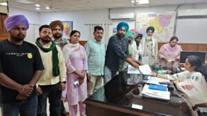 ਮਿਰਤਕ ਦਾ ਪਰਿਵਾਰ ਅਤੇ ਬੀਕੇਯੂ ਕਾਦੀਆ ਵੱਲੋਂ ਸ਼ਾਂਤਮਈ ਧਰਨਾ,ਕਿਸਾਨਾਂ ਨੂੰ ਕੁੱਟ ਕੇ ਭਜਾਓਣ ਵਾਲਿਆਂ ਖਿਲਾਫ ਕਾਰਵਾਈ ਲਈ ਜਥੇਬੰਦੀਆਂ ਪ੍ਰਸ਼ਾਸ਼ਨ ਨੂੰ ਮਿਲੀਆਂ