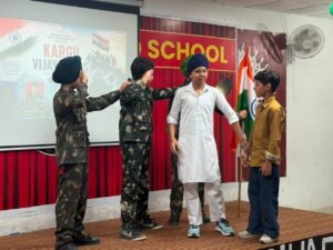 विवेकानंद वर्ल्ड स्कूल ने देशभक्ति से सराबोर कार्यक्रम आयोजित कर कारगिल के शहीदों को दी श्रद्धांजलि विवेकानंद वर्ल्ड स्कूल ने देशभक्ति से सराबोर कार्यक्रम आयोजित कर कारगिल के शहीदों को दी श्रद्धांजलि