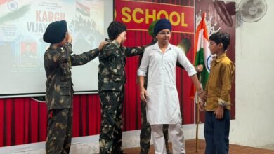 विवेकानंद वर्ल्ड स्कूल ने देशभक्ति से सराबोर कार्यक्रम आयोजित कर कारगिल के शहीदों को दी श्रद्धांजलि