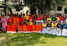 डीसी माडल स्कूल के विद्यार्थियों ने बुजुर्गों और गुरुकुल विद्यार्थियों को बांधी राखी