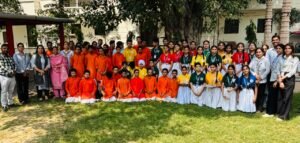 डीसी माडल स्कूल के विद्यार्थियों ने बुजुर्गों और गुरुकुल विद्यार्थियों को बांधी राखी