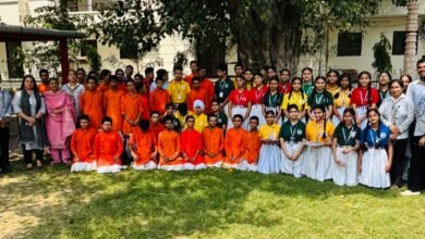डीसी माडल स्कूल के विद्यार्थियों ने बुजुर्गों और गुरुकुल विद्यार्थियों को बांधी राखी