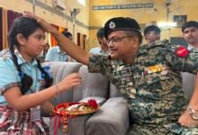 सरहद पर खड़े भाइयों की कलाई पर सजा बहनों का प्यार, दास एंड ब्राऊन के विद्यार्थियों ने जवानों संग मनाया रक्षाबंधन