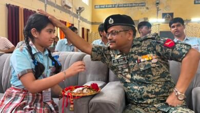 सरहद पर खड़े भाइयों की कलाई पर सजा बहनों का प्यार, दास एंड ब्राऊन के विद्यार्थियों ने जवानों संग मनाया रक्षाबंधन