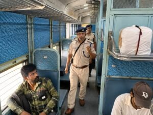 बेवजह चेन पुलिंग पर आरपीएफ का शिकंजा, फिरोजपुर मंडल में 150 मामलों पर कार्रवाई बेवजह चेन पुलिंग पर आरपीएफ का शिकंजा, फिरोजपुर मंडल में 150 मामलों पर कार्रवाई