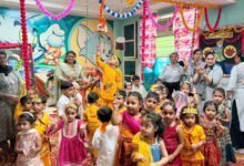 डीसीएम ग्रुप द्वारा हर्षोल्लास से मनाया कृष्ण जन्मोत्सव, कृष्ण के बाल स्वरूप को झुलाया पालना